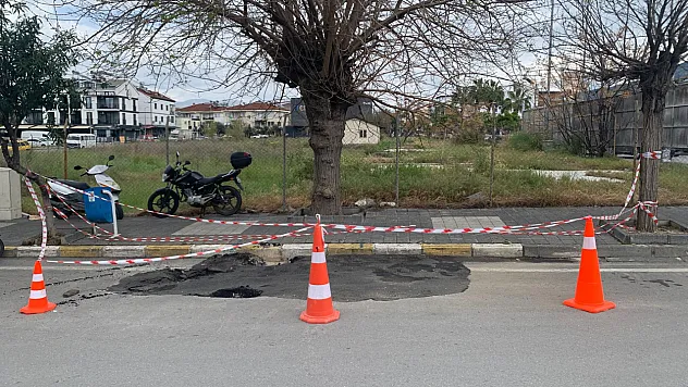 Fethiye'de 22 metrelik yolda asfalt çökmesi: Trafik kontrollü sağlanıyor
