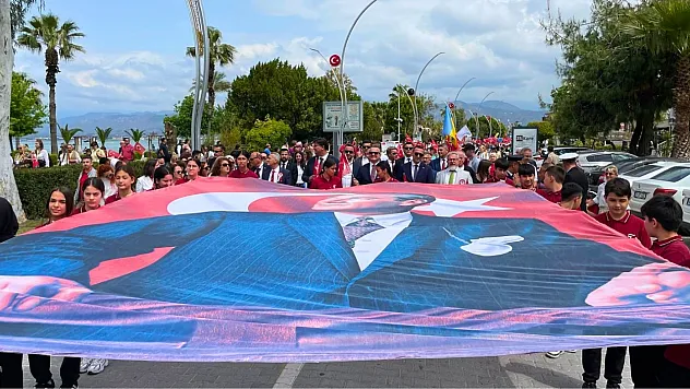 Fethiye'de 23 Nisan coşkusu 'Kortej Yürüyüşüyle' taçlandı