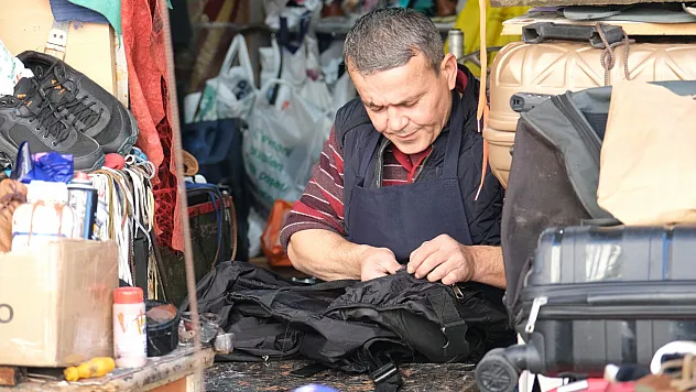 Fethiye'de 30 yıllık ayakkabı tamircisi Uysal: 'Teknoloji olsun ama gelenek kaybolmasın'