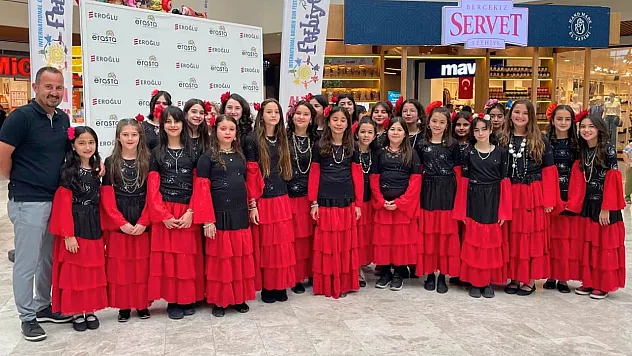 Fethiye'de 60 genç dansçıdan 19 Mayıs'a özel gösteri