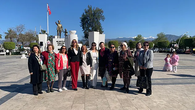 Fethiye'de 8 Mart Dünya Kadınlar Günü'nde Atatürk Anıtı'na Çelenk Sunuldu
