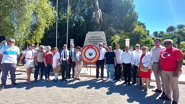 Fethiye'de Atatürk Anıtı önünde alternatif çelenk sunma töreni