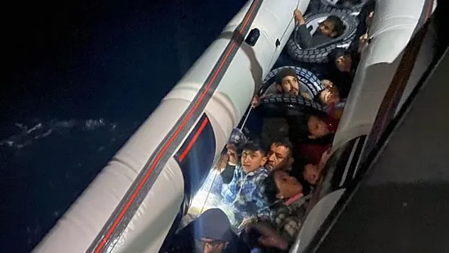 Fethiye'de batmak üzere olan lastik bot içindeki düzensiz göçmenler kurtarıldı