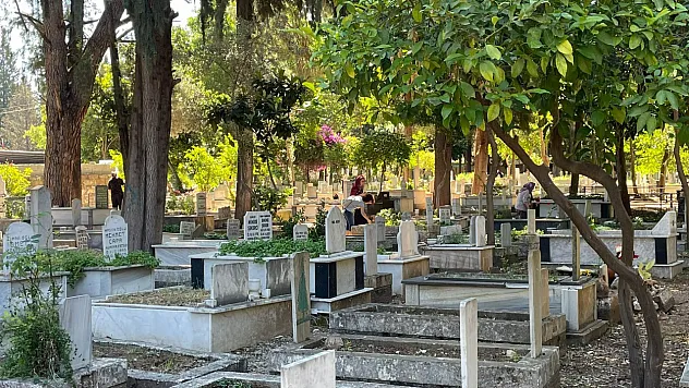 Fethiye'de bayram öncesi kabirlerde hüzün ve dua