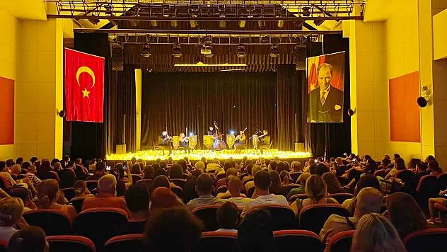 Fethiye'de binlerce mum ışığında unutulmaz klasik müzik gecesi