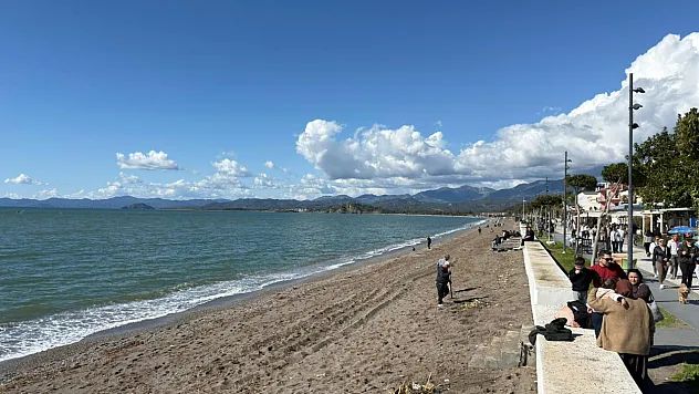 Fethiye'de Çalış Plajı'nda Temizlik Seferberliği Sürüyor