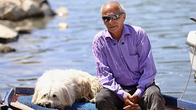 Fethiye'de can dostu 'Cango' ile denizde kürek çekip motosikletle gezintiye çıkıyor