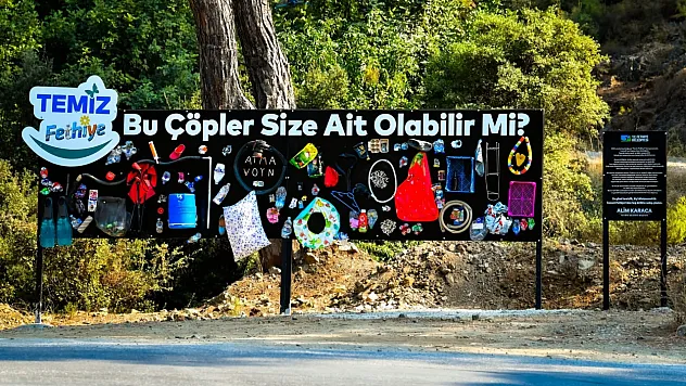 Fethiye'de çevreden toplanan çöpler billboardlarda sergileniyor