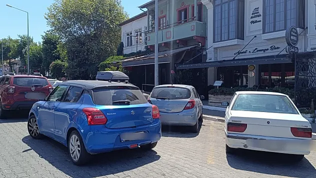 Fethiye'de çift sıra park sorunu büyüyor