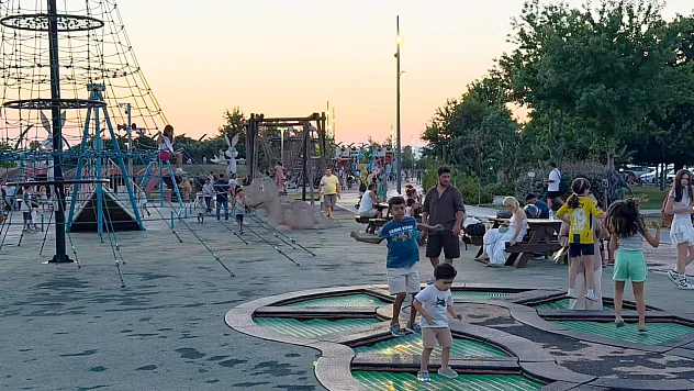 Fethiye'de çocuklar yazın tadını parklarda çıkarıyor