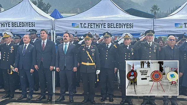Fethiye'de Cumhuriyet Bayramı yağmur altında çelenk töreniyle başladı
