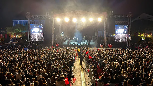 Fethiye'de Cumhuriyet Bayramı Derya Uluğ Konseriyle Taçlandı