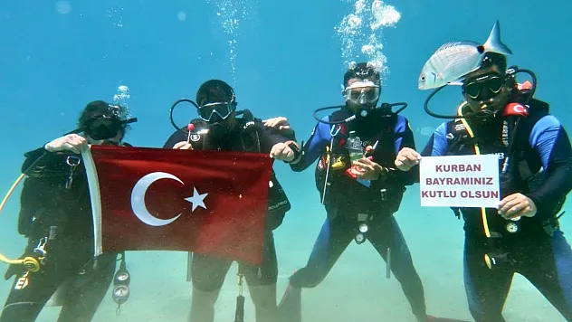 Fethiye'de dalgıçlardan 'ıslak' bayram kutlaması