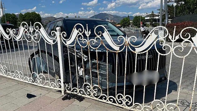 Fethiye'de dalgın sürücü refüje çarptı