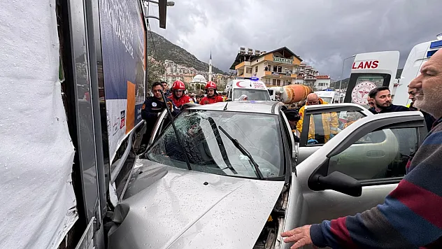 Fethiye'de duvara çarpan otomobildeki 1 kişi hayatını kaybetti, 2 kişi yaralandı