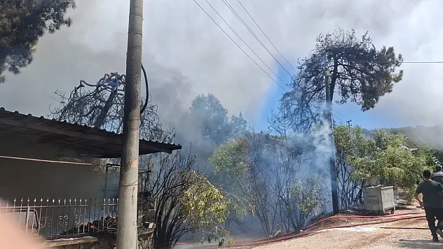 Fethiye'de evde başlayan yangın ormanlık alana sıçradı