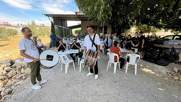 Fethiye'de genç çift için düğün yemeği düzenlendi