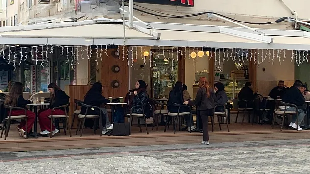 Fethiye'de gençlerin bayramda buluşma noktası: 'Dispanser Sokak'