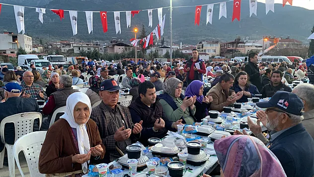 Fethiye'de gönül sofrası kuruldu: Yüzlerce vatandaş aynı iftarda buluştu