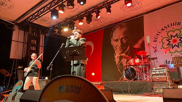 Fethiye'de gündüz gökyüzü, gece müzik şöleni