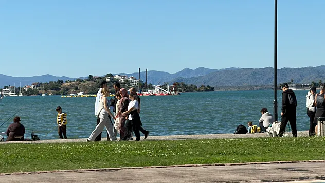 Fethiye'de Güneş Açtı, Sahil Bandında Yoğunluk Yaşandı