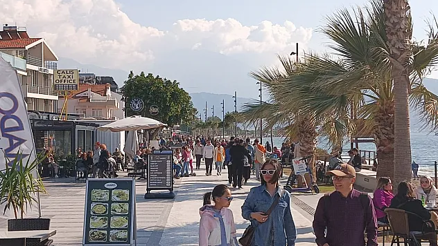Fethiye'de güneşli havayı gören kendini Çalış Sahili'ne attı