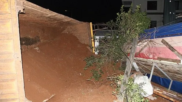 Fethiye'de Hafriyat Yüklü Kamyon Devrildi: 2 Yaralı