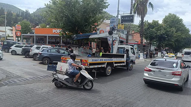 Fethiye'de hatalı park edilen araçlar çekildi