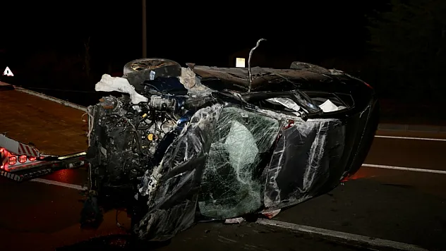 Fethiye'de kaldırıma çarparak devrilen otomobildeki 2 kişi yaralandı