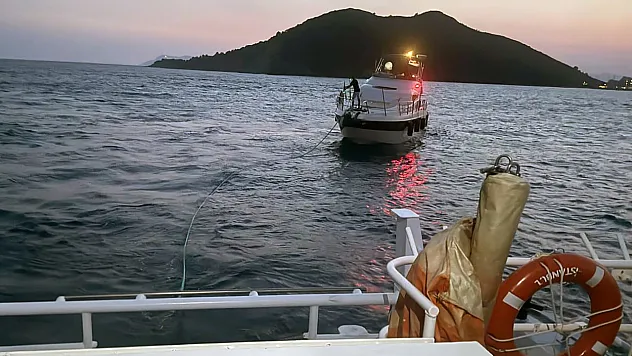 Fethiye'de Katrancı Adası önlerinde sürüklenen tekne kurtarıldı