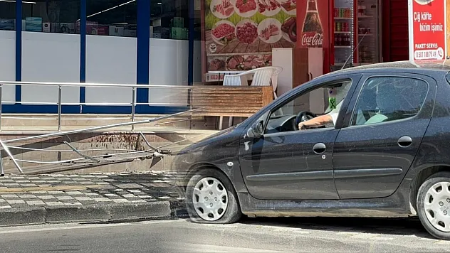 Fethiye'de korkutan anlar: Araç demir bariyerlere çarparak durdu