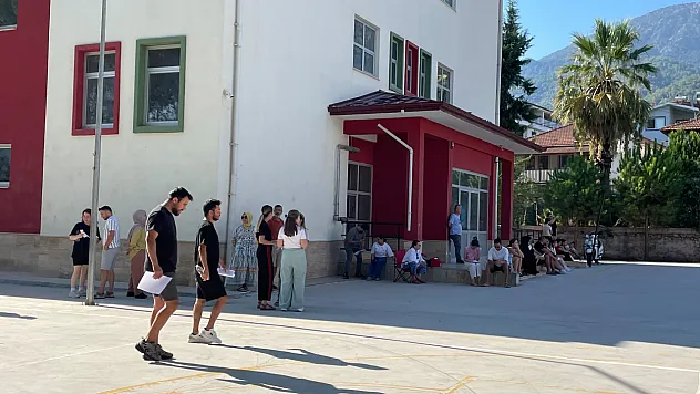 Fethiye'de KPSS Heyecanı: Adaylar Sınav İçin Okullara Akın Etti