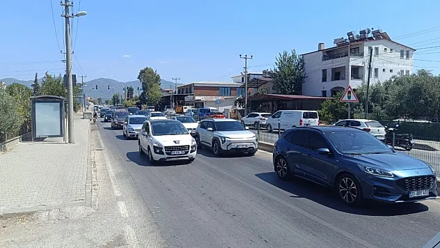 Fethiye'de KPSS Yoğunluğu: Turgut Özal Bulvarı'nda Kilometrelerce Trafik