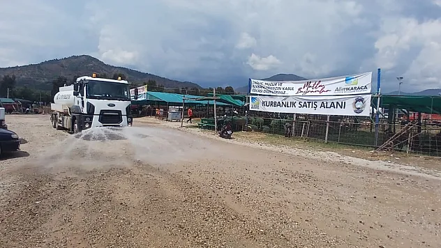 Fethiye'de kurban satış alanında yoğun mesai: Toza karşı gün boyu sulama çalışması