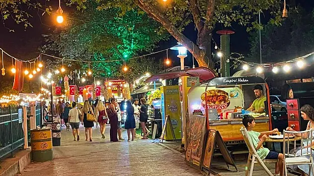 Fethiye'de Lezzet Sokağı Akşamları Turistlerin İlgi Odağı Oluyor