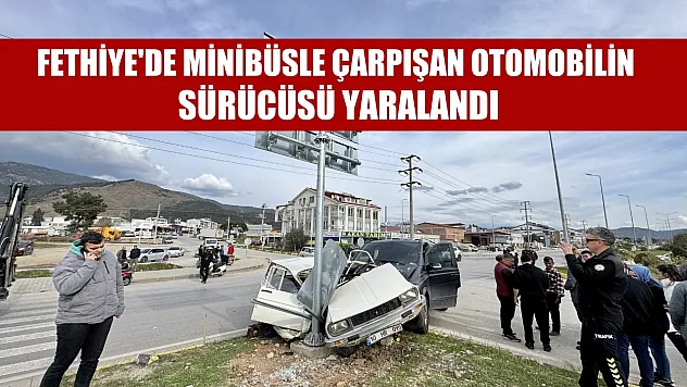 Fethiye'de minibüsle çarpışan otomobilin sürücüsü yaralandı