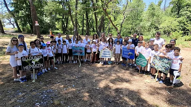 Fethiye'de minik öğrenciler Akmaz Plajı'nda çevre için el ele verdiler
