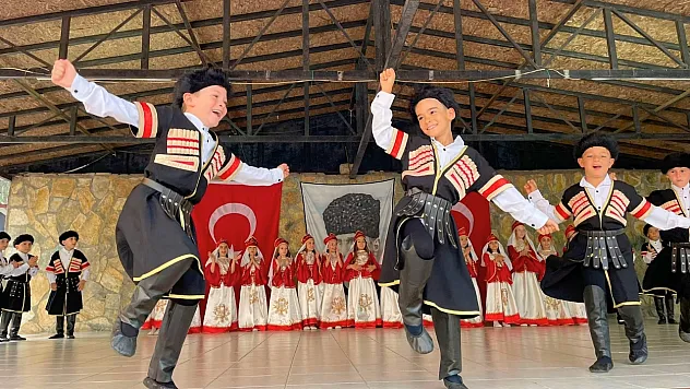 Fethiye'de minik öğrencilerden renkli 'Okuma Bayramı' şöleni