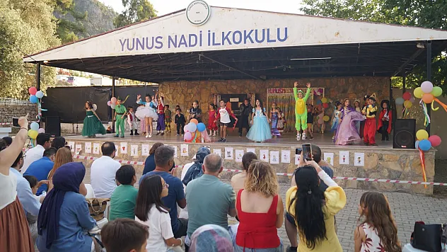 Fethiye'de minik öğrencilerden duygu dolu Okuma Bayramı gösterisi