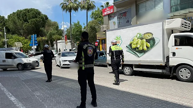 Fethiye'de motosikletlere kask, araçlara emniyet kemeri denetimi