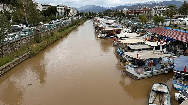 Fethiye'de 'Mut Deresi' kahverengiye büründü
