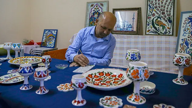 Fethiye'de odasını atölyeye dönüştüren bedensel engelli sanatçı 20 yıldır çini boyuyor