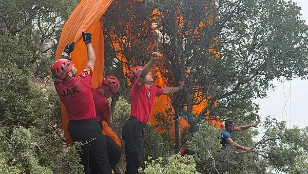 Fethiye'de ormanlık alana düşen iki yamaç paraşütündeki 4 kişi kurtarıldı