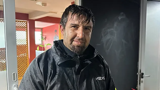 Fethiye'de örnek davranış: Kurye Vedat Yedikule, bulduğu çantayı yağmura rağmen sahibine ulaştırdı