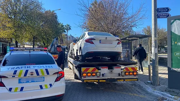 Fethiye'de otobüs duraklarına park eden araçlara ceza