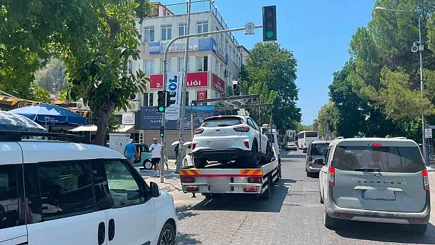 Fethiye'de park yasağını ihlal etti, aracı trafik ekiplerince çekildi