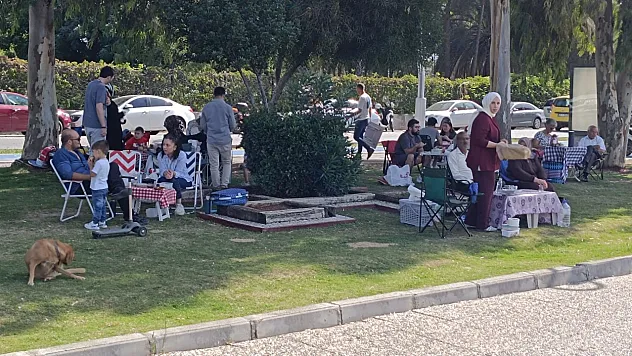 Fethiye'de Pazar Keyfi: Vatandaşlar Kahvaltılarını Sahil Bandı'nda Yaptı