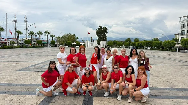 Fethiye'de Rus dans grubundan renkli gösteri