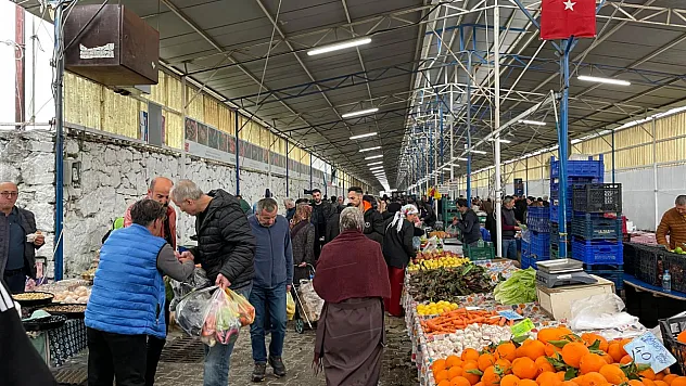 Fethiye'de Salı Pazarı: Sebze meyve fiyatları
