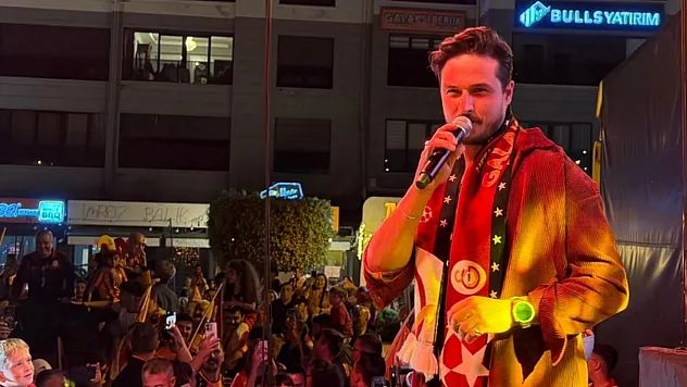 Fethiye'de şampiyonluk kutlamalarında Gökhan Keser sahne aldı